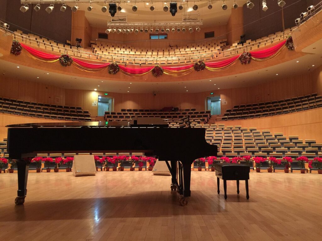 Salle de concert vide à Gênes, piano à queue sur scène