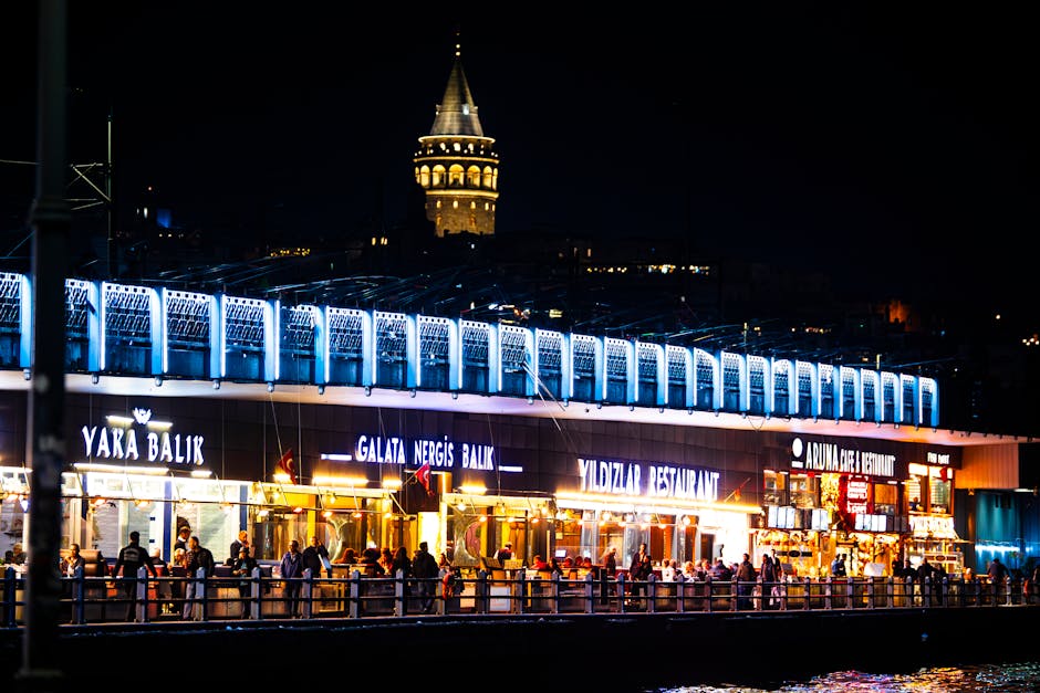 Oświetlona fasada Galata Museo del Mare podczas nocnego koncertu