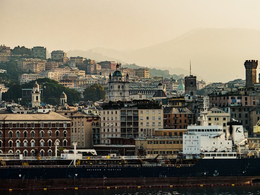 Veduta serale del porto di Genova con gli edifici storici sul lungomare