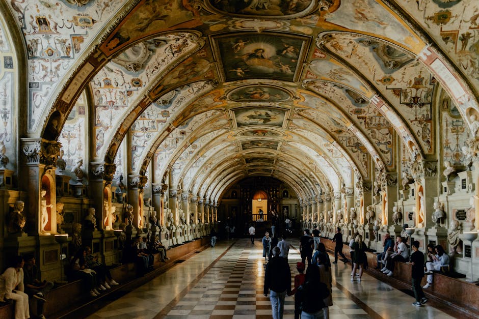 Gruppo in visita guidata all'interno di un salone ornamentale genovese