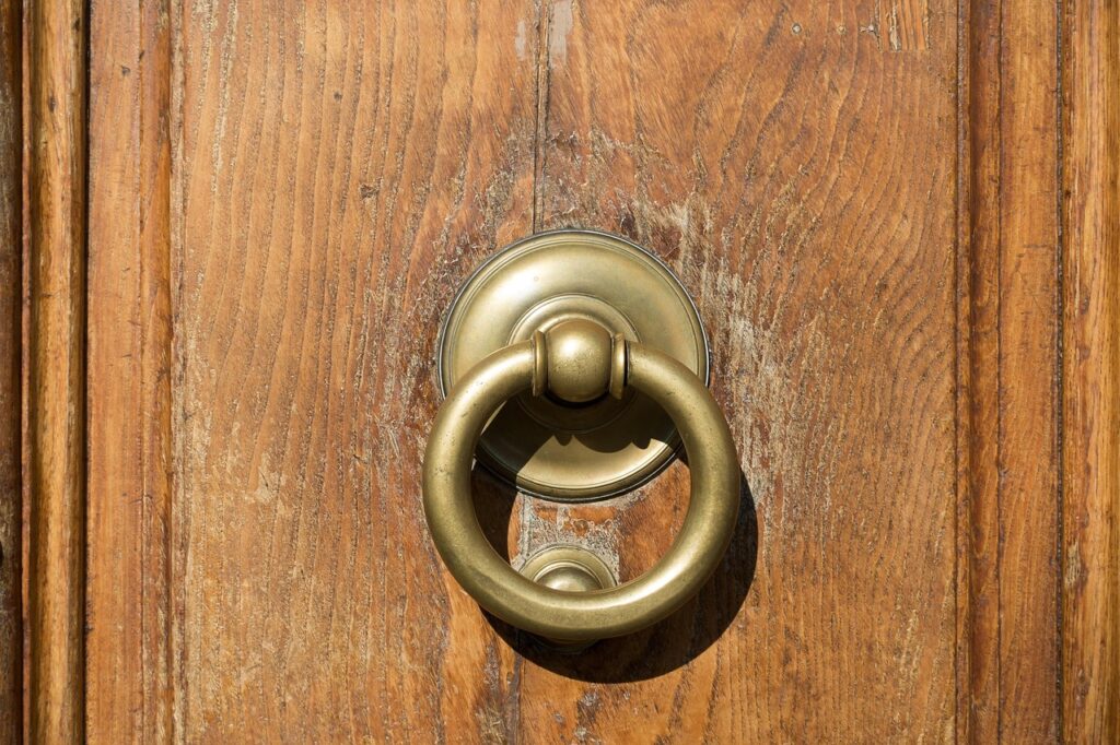 Portone antico con battenti in ottone, ingresso di un palazzo genovese