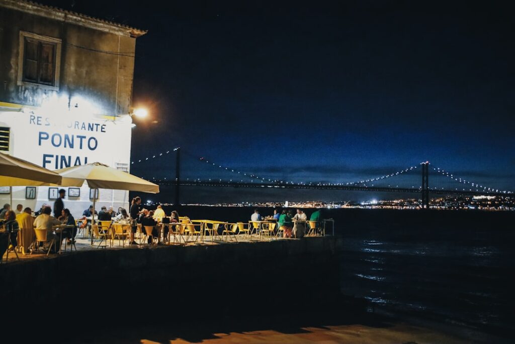 Taras barowy w Porto Antico z widokiem o zmierzchu