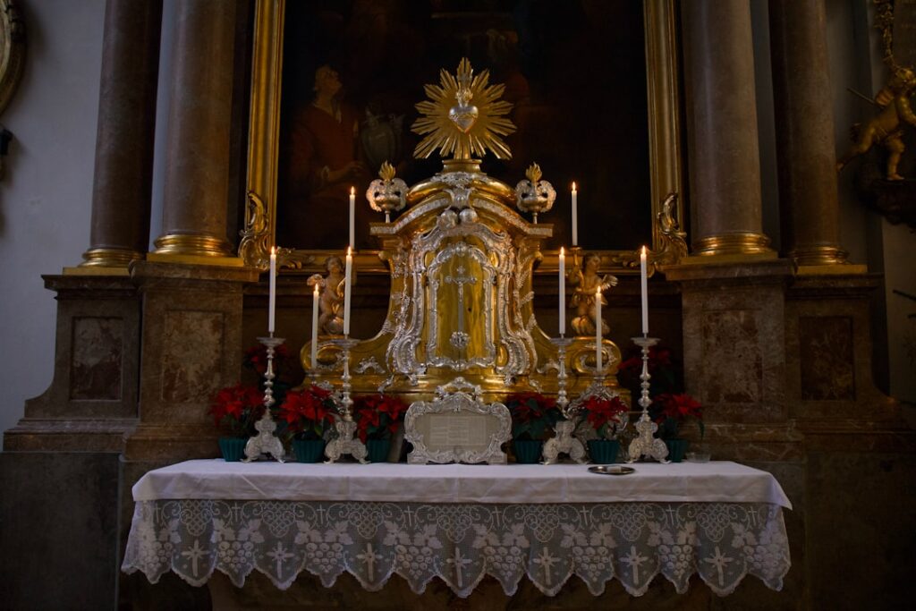Autel doré orné de chandelles et nappes en dentelle dans une église de Gênes