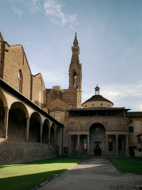 Cloître et clocher d'une petite église historique près de la cathédrale de Gênes