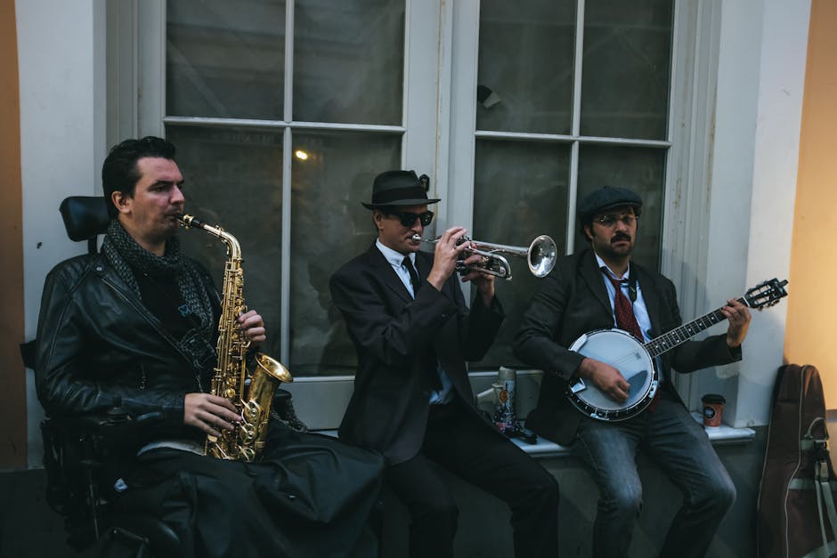 Trio de musiciens de rue jouant saxophone, trompette et banjo à Gênes