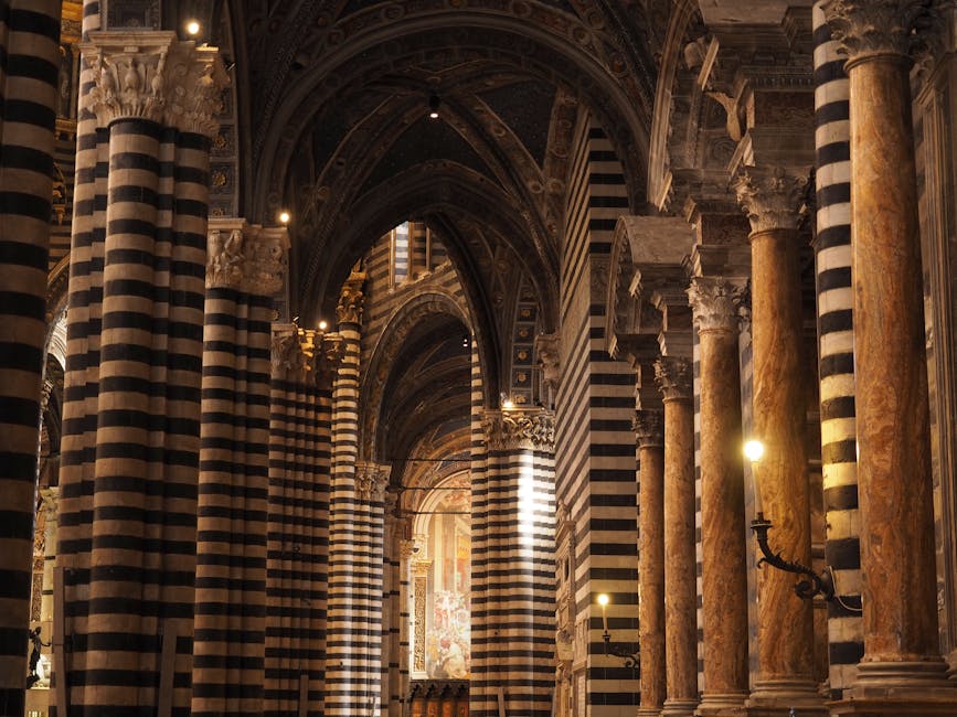 Intérieur de la cathédrale San Lorenzo, colonnes rayées et arcs