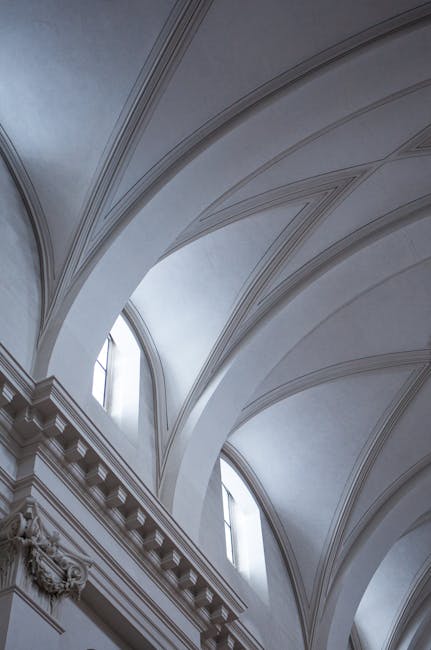 Voûtes gothiques blanches et fenêtres hautes à l'intérieur d'un palais de Gênes