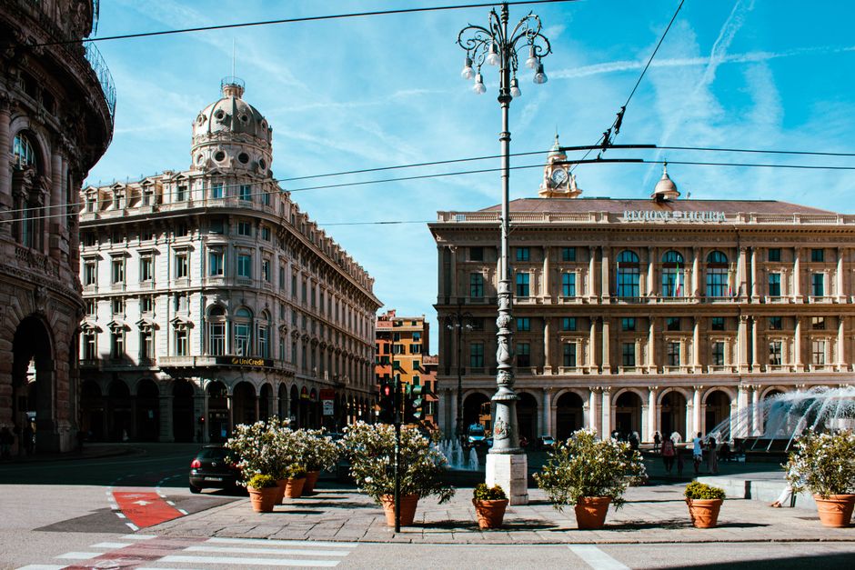 Place centrale de Gênes bordée d'édifices historiques et d'une fontaine