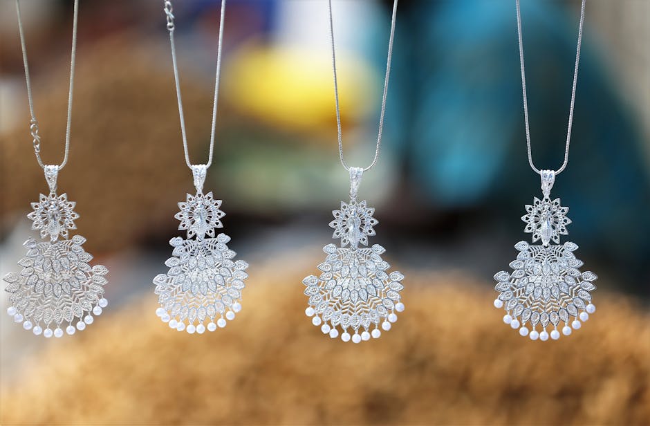 Pendentifs en filigrane argent suspendus dans une boutique artisanale
