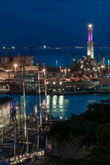 La Lanterna de Gênes illuminée, vue nocturne sur le port