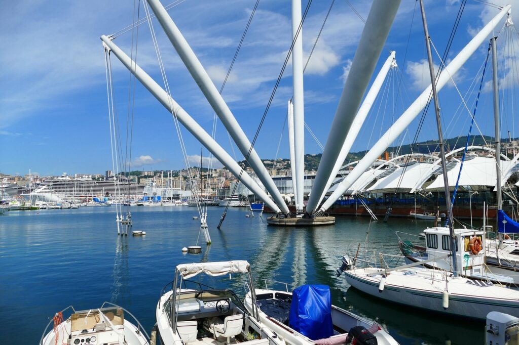 Bateaux dans le port de Gênes sous la structure blanche du Bigo