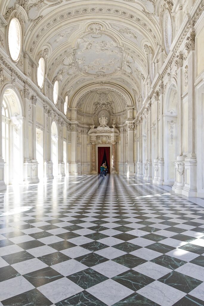 Salle lumineuse avec sol en damier marbre aux Palazzi de Gênes.