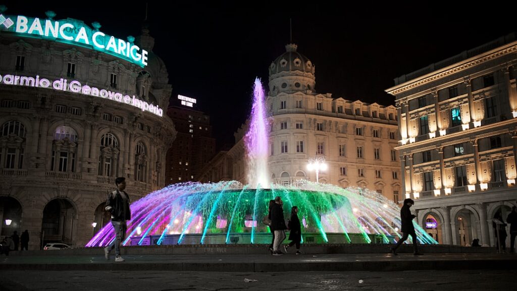 Fontaine illuminée de Piazza De Ferrari à Gênes, jets colorés la nuit