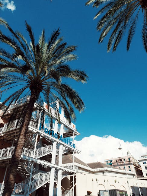 Palmiers devant l'escalier métallique du Porto Antico de Gênes