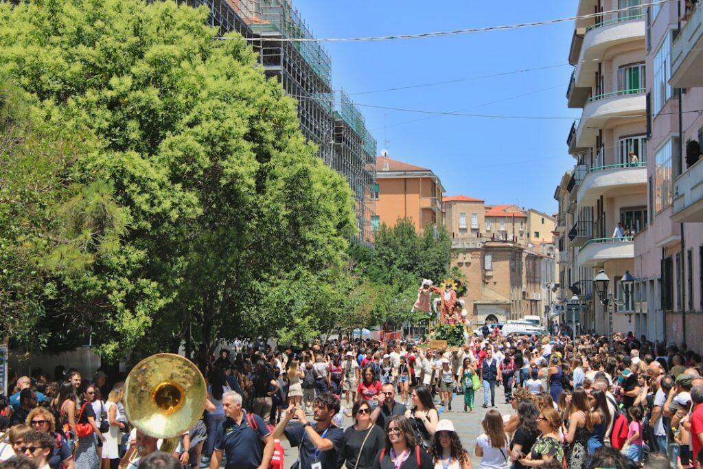 Foule en parade de rue à Gênes, chariot festif et tuba