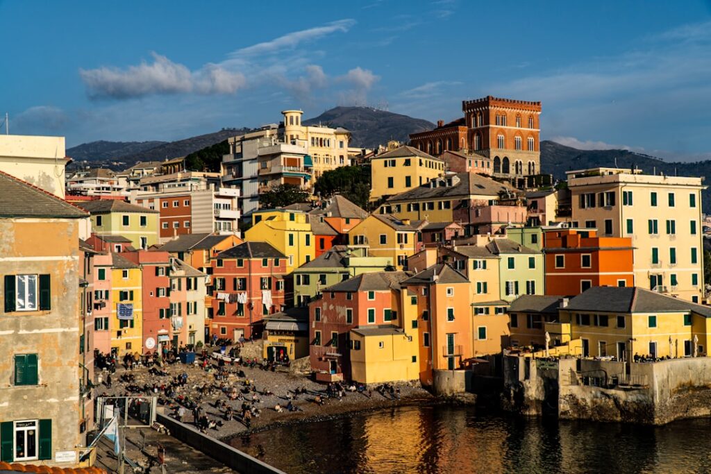 Bunte Häuser und belebter Strand in Boccadasse, einem Stadtteil Genuas