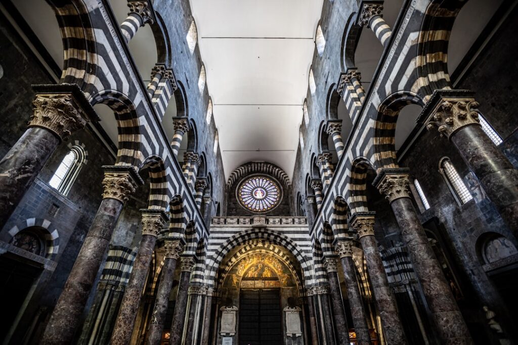 Innenansicht der Kathedrale San Lorenzo mit schwarz-weißen Säulen in Genua