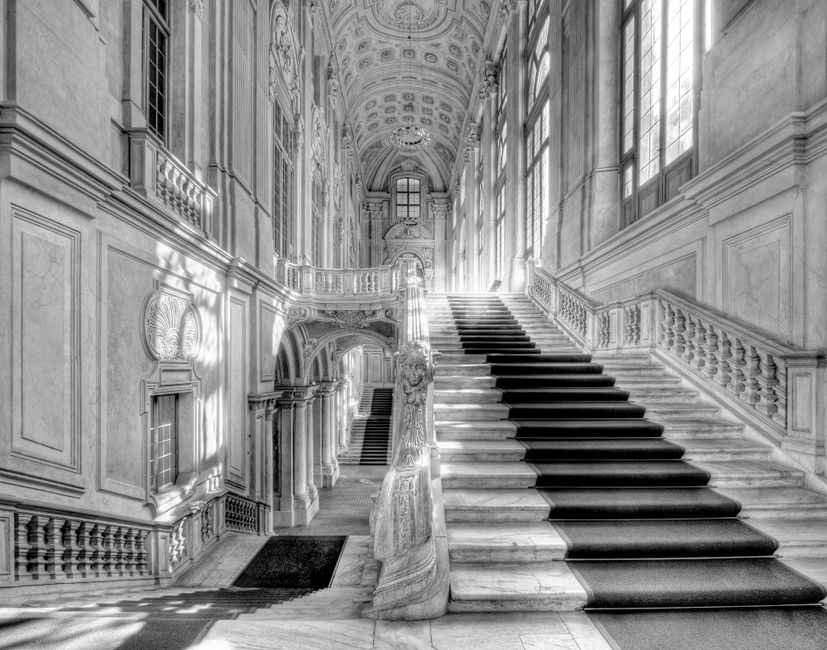 Prächtige Marmortreppe mit ornamentierter Decke und Licht durch Fenster in Genua