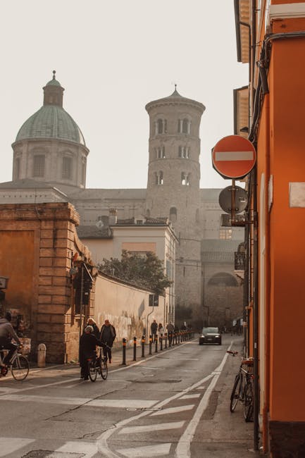Rue de Ravenne menant aux clochers et dôme visibles au loin