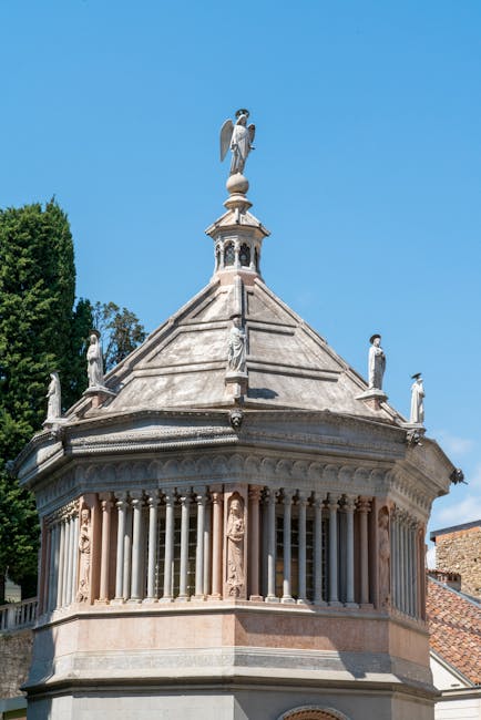 Esterno ottagonale del Battistero di Ravenna con statue
