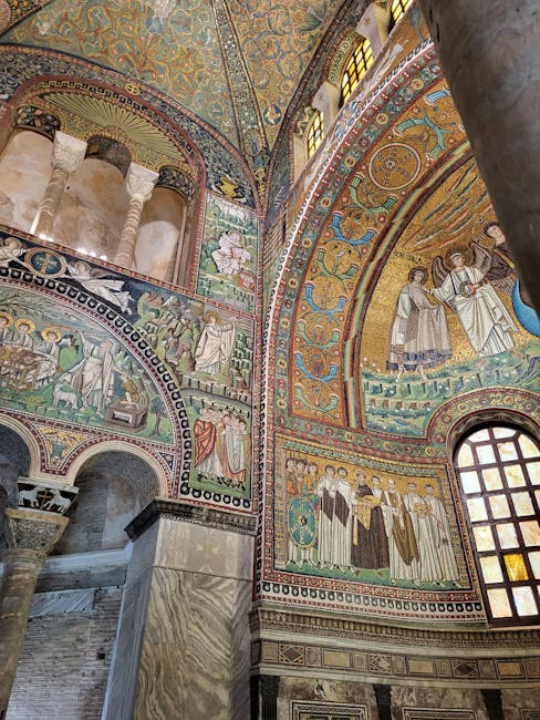 Mosaïques byzantines dorées et colonnes sculptées dans la basilique de Ravenne.