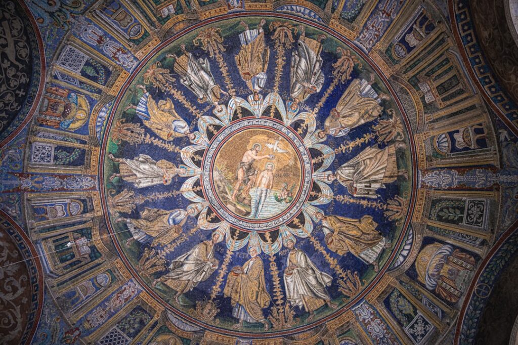 Dôme mosaïqué représentant le baptême du Christ à Ravenne