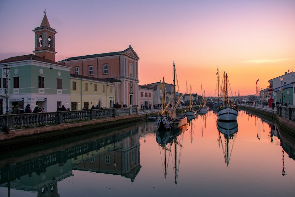 Veduta serale di Ravenna con riflessi sul canale nel centro storico