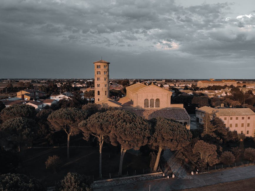 Facciata in mattoni di Sant'Apollinare in Classe nel paesaggio rurale