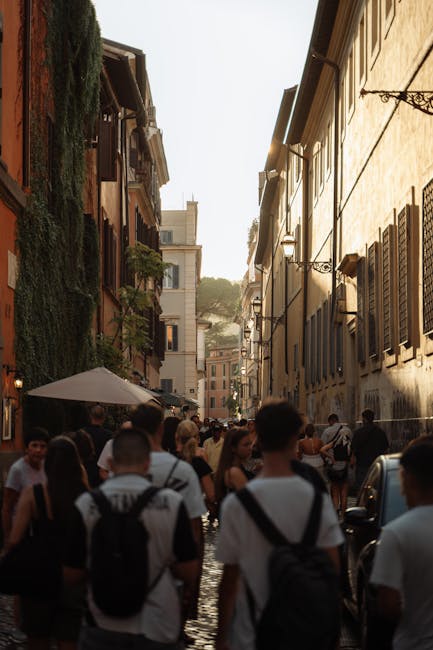 Ruelle animée de Ravenne remplie de passants au coucher de soleil