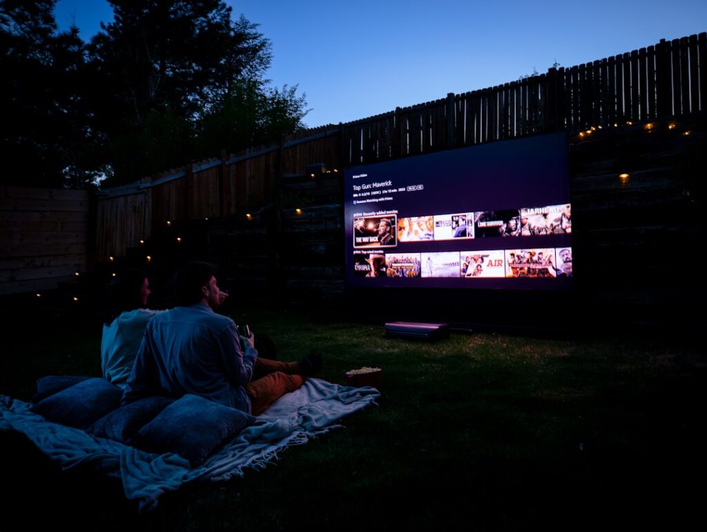 Couple assis sur une couverture regardant un écran de cinéma en plein air à Ravenne