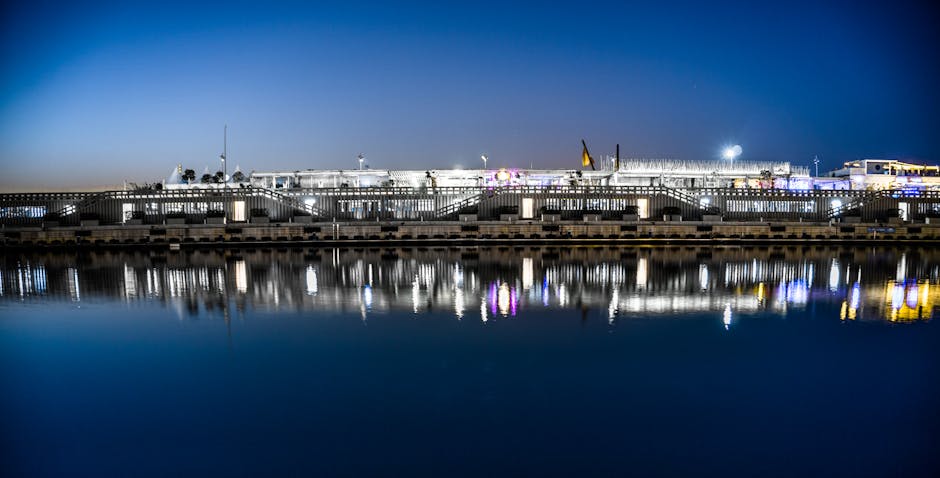 Reflets nocturnes des lumières du port adriatique de Ravenne sur l'eau