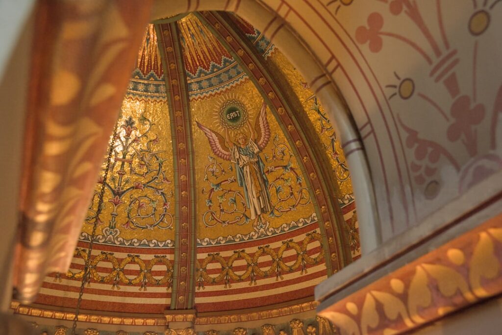 Primo piano su tessere dorate della Basilica di San Vitale illuminate dal sole