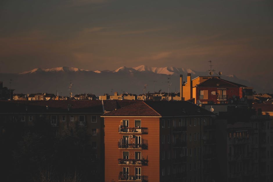 Vue sur toits de Ravenne au coucher, montagnes enneigées en arrière-plan