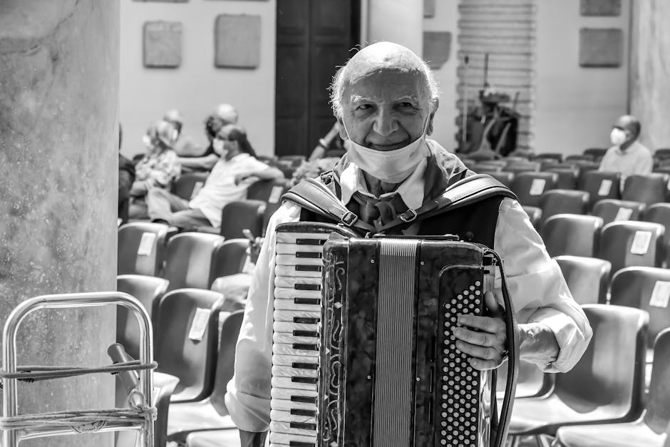 Musicien accordéoniste devant les sièges d'un concert à Ravenne