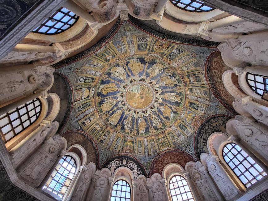 Dôme mosaïque richement décoré de la basilique San Vitale à Ravenne