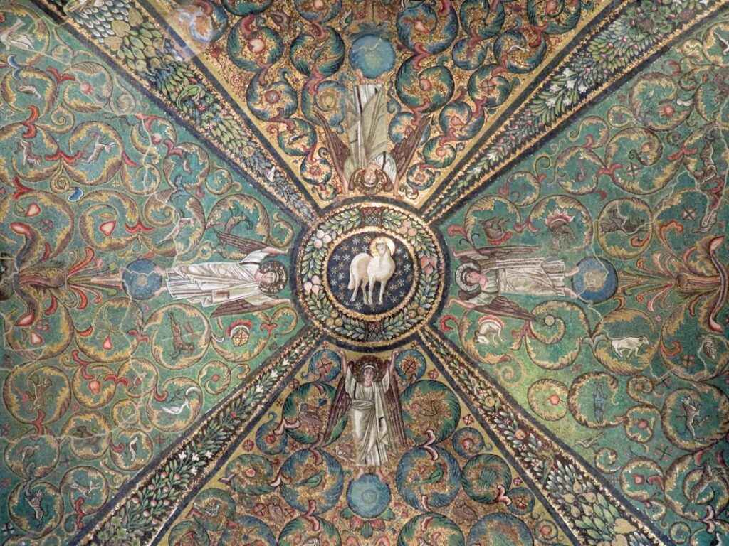 Mosaïque de coupole à Ravenne avec agneau central et angelots