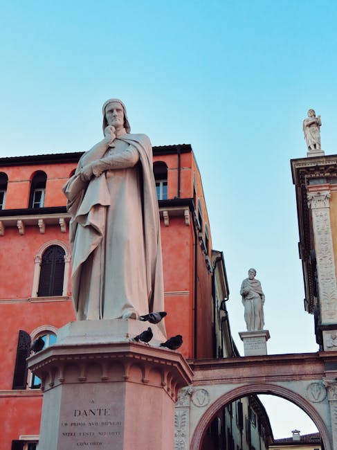 Statue de Dante sur socle entourée de pigeons, place à Ravenne