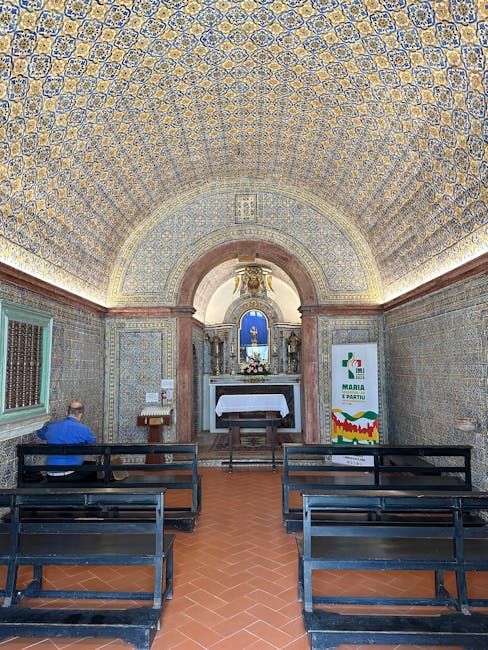 Kleine Kapelle mit reich verziertem Fliesenkuppelgewölbe und Holzbänken in Ravenna