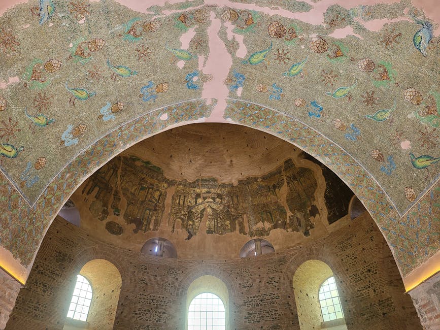 Fragment van mozaïekornamenten met vogels boven bogen in Ravenna