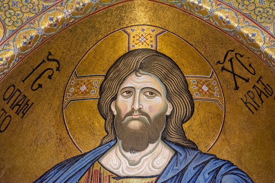 Visage du Christ en mosaïque dorée, détails de la basilique de Ravenne