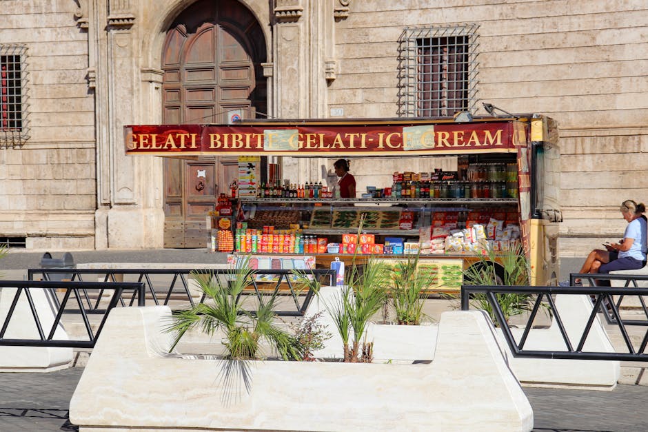 Kiosque à glaces et boissons devant façade historique à Ravenne