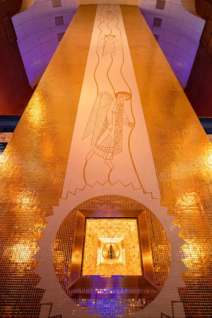 Gouden mozaïekwand met engelmotief en glanzende tegels in Ravenna