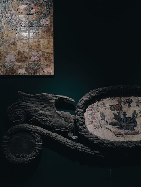 Éléments sculptés exposés sur fond sombre, musée de Ravenne
