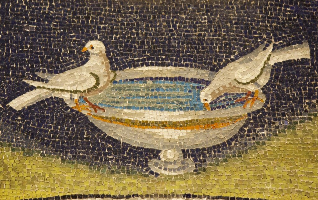 Zwei weiße Vögel, trinkend aus Schale auf blauem Mosaik in Ravenna