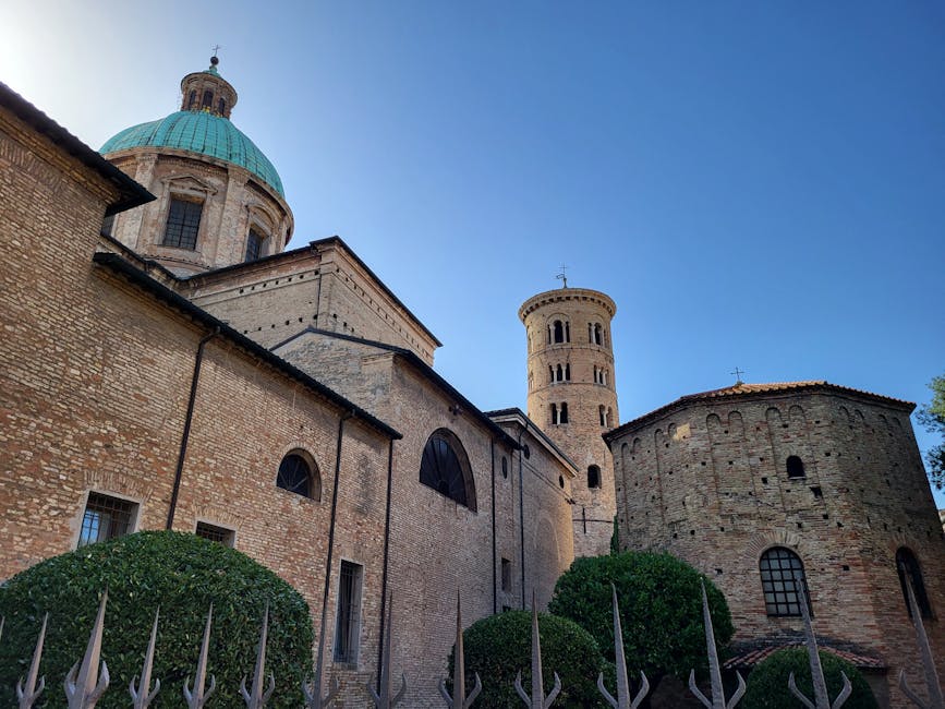 Ravenna straatzicht met koepel, klokkentoren en ronde doopkapel