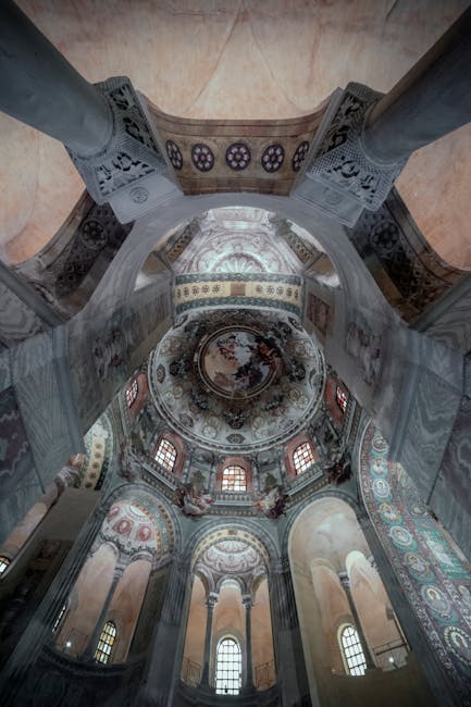 Beschilderde koepel en marmeren zuilen van een kerk in Ravenna