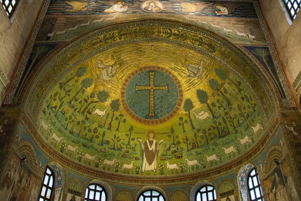 Abside mosaïque avec croix et brebis, église de Ravenne