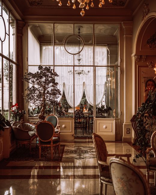 Eleganter Salon mit Kronleuchtern und großen Fenstern in Ravenna
