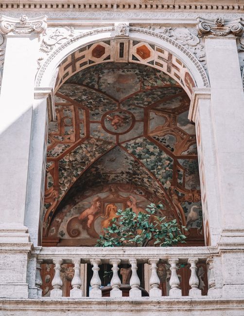 Verziertes Freskengewölbe über einem steinernen Balkon in Ravenna