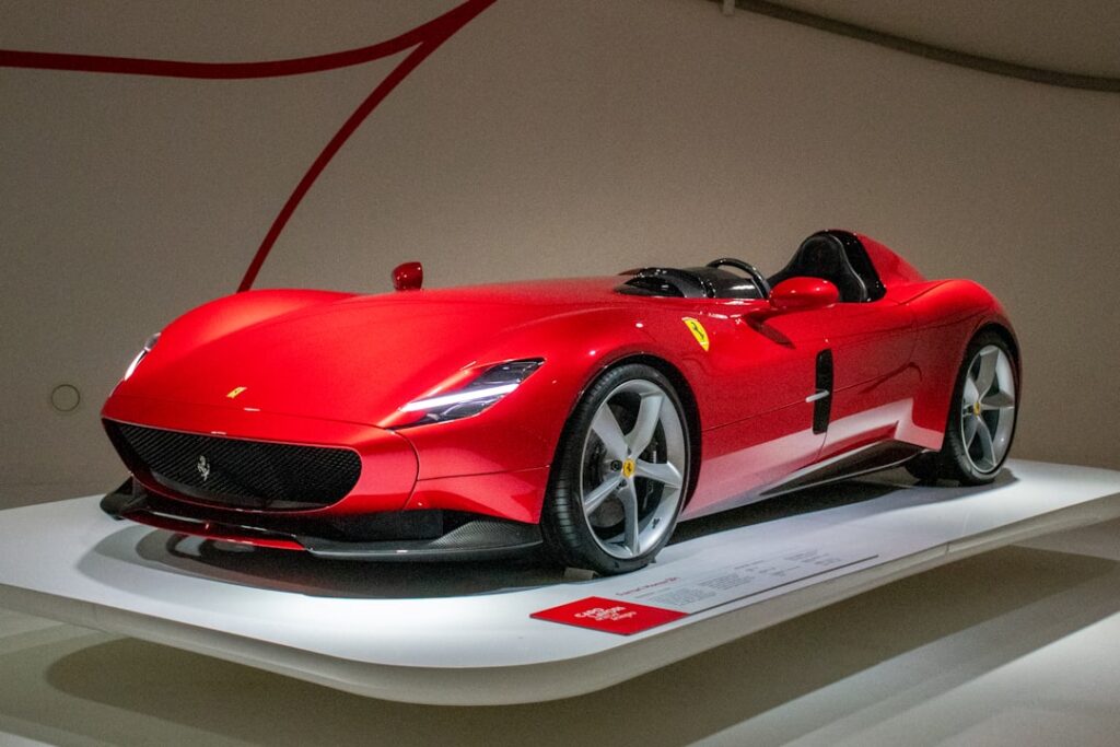 Czerwone Ferrari na ekspozycji w muzeum motoryzacji w Modenie